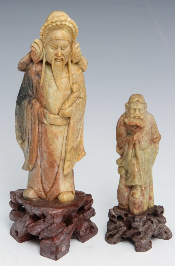 (2) CHINESE SOAPSTONE MALE FIGURES: (2) CHINESE SOAPSTONE MALE FIGURES Lot of two Chinese carved soapstone elderly male figurines. Weight: 419.8g total Size: 4" , 6.5"