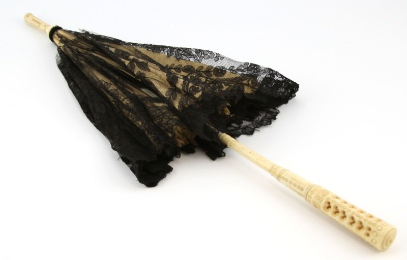 VICTORIAN SILK & LACE BONE HANDLE PARASOL: VICTORIAN SILK & LACE BONE HANDLE PARASOL Antique Victorian silk and lace parasol with bone handle and wood pole. Size: 23.5"