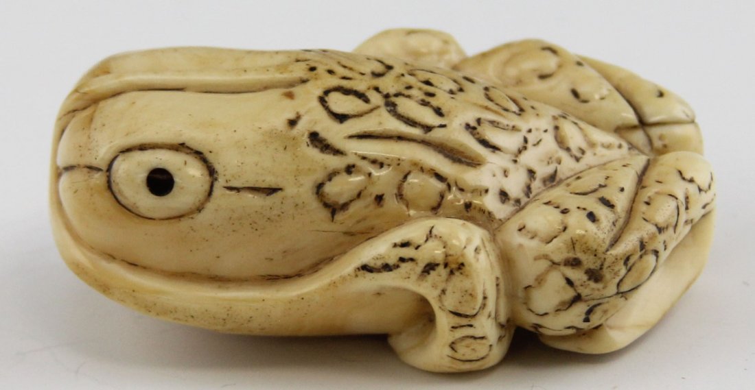 IVORY LEOPARD FROG NETSUKE SIGNED: IVORY LEOPARD FROG NETSUKE SIGNED Early-20th C. ivory leopard frog netsuke, with signature on the underside. Weight: 68.8 Size: 2.5 x 1.5"