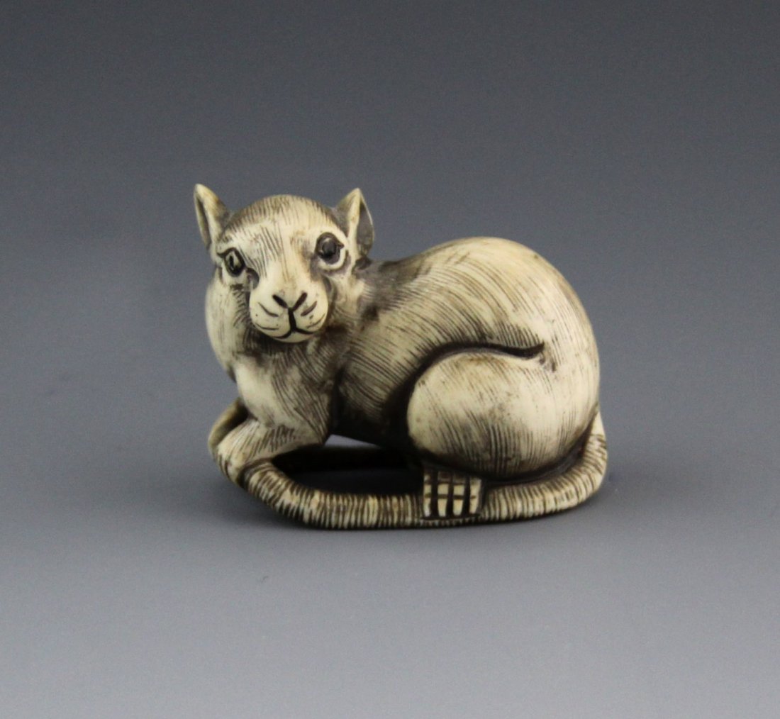 ANTIQUE JAPANESE IVORY NETSUKE RAT: ANTIQUE JAPANESE IVORY NETSUKE RAT Antique Japanese ivory netsuke rat. Signed on its left rear foot. Weight: 20.5g Size: 1.75 x 1.25"