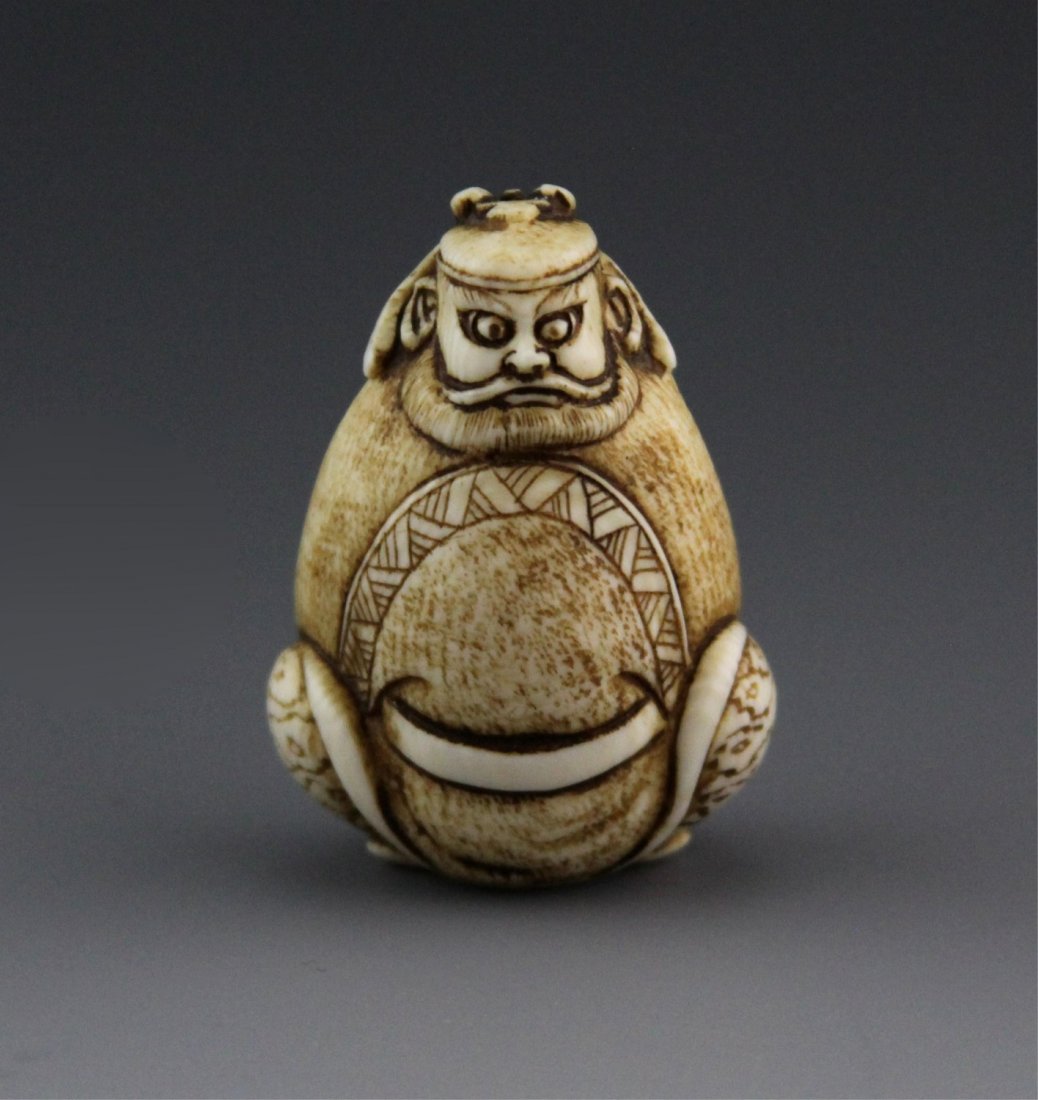 ANTIQUE JAPANESE CARVED IVORY NETSUKE SAMURAI: ANTIQUE JAPANESE CARVED IVORY NETSUKE SAMURAI An antique Japanese ivory netsuke of a samurai crouching with hidden sword. Signed on his right leg. Weight: 26.7g Size: 2 x 1.5"