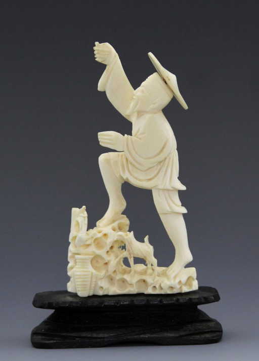 ANTIQUE CHINESE CARVED IVORY FISHERMAN