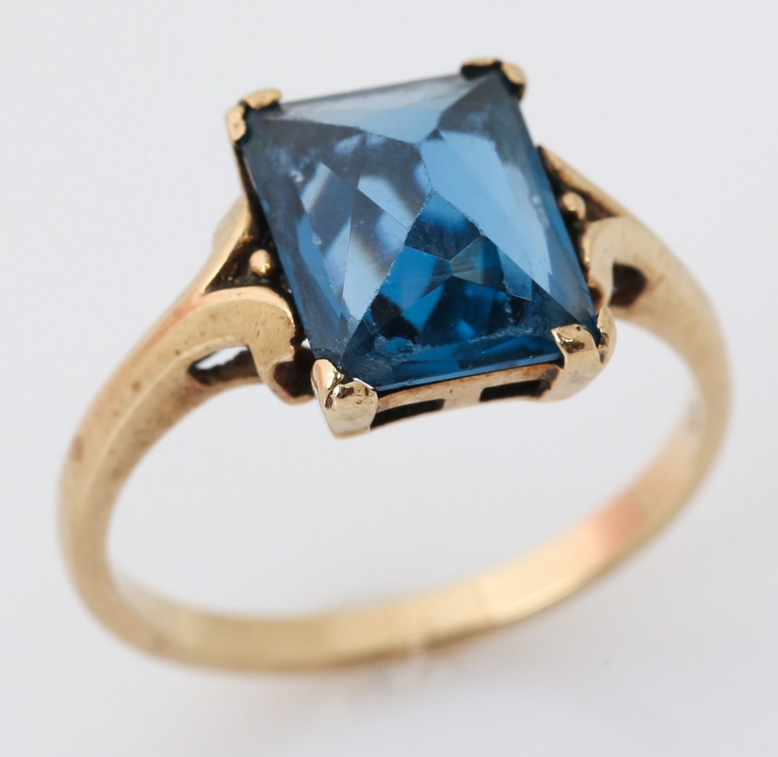 LADIES 10K YELLOW GOLD BLUE TOPAZ RING: LADIES 10K YELLOW GOLD BLUE TOPAZ RING Ladies 10K yellow gold blue topaz ring. Solitaire style, with a 10 x 8mm topaz (set with point up). Weight: 2.5g Size: 6.5