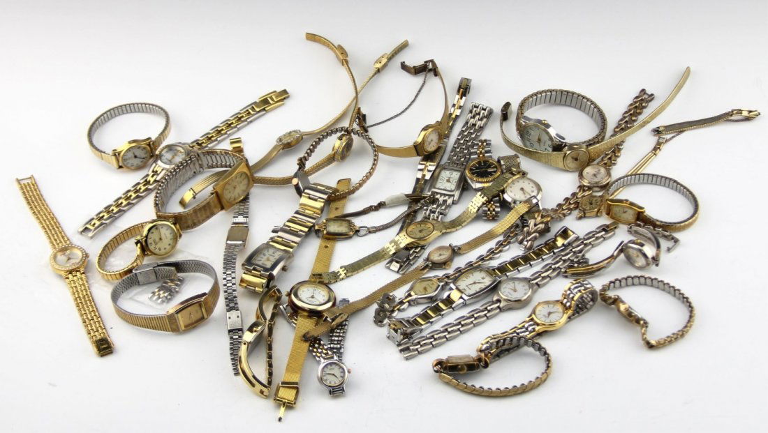 (33) LADIES FASHION WATCHES: (33) LADIES FASHION WATCHES A large lot of ladies gold-tone costume quartz fashion watches. Some brands included are Timex, Pulsar, Seiko, and more. Weight: 1023 g