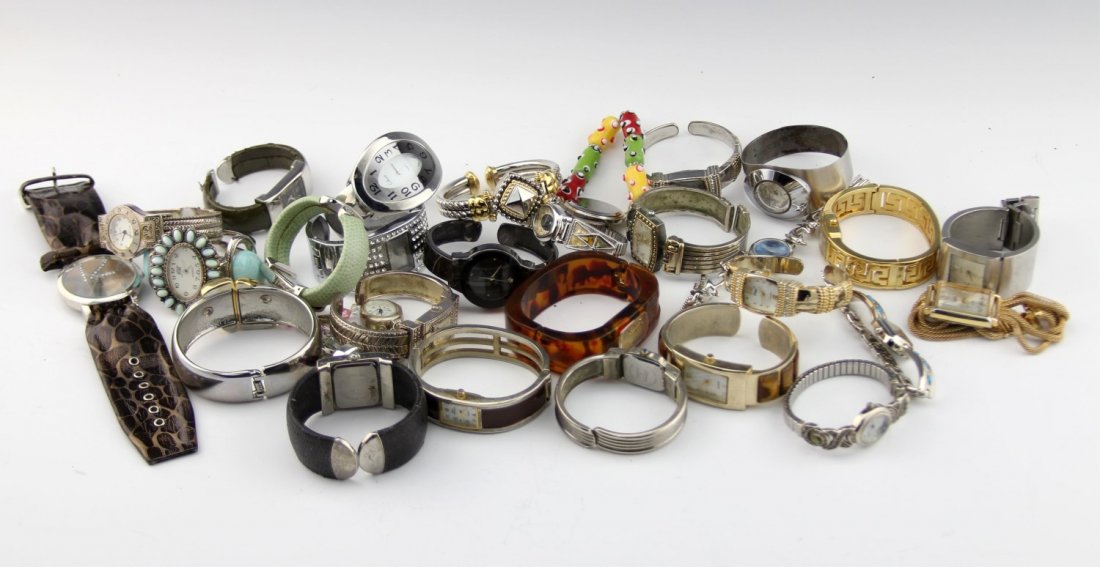 (30) LADIES FASHION WATCHES: (30) LADIES FASHION WATCHES A large lot of ladies fashion bracelet costume quartz fashion watches. Some brands included are Geneva, Bay Studio, and more. Weight: 1408 g