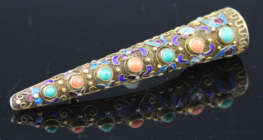 CHINESE VERMEIL CLOISONNE NAIL GUARD PIN / BROOCH: CHINESE VERMEIL CLOISONNE NAIL GUARD PIN / BROOCH Chinese vermeil cloisonne nail guard with cabochon coral and malachite accents, has been made into a pin or brooch. Weight: 15g Size: 3.25"