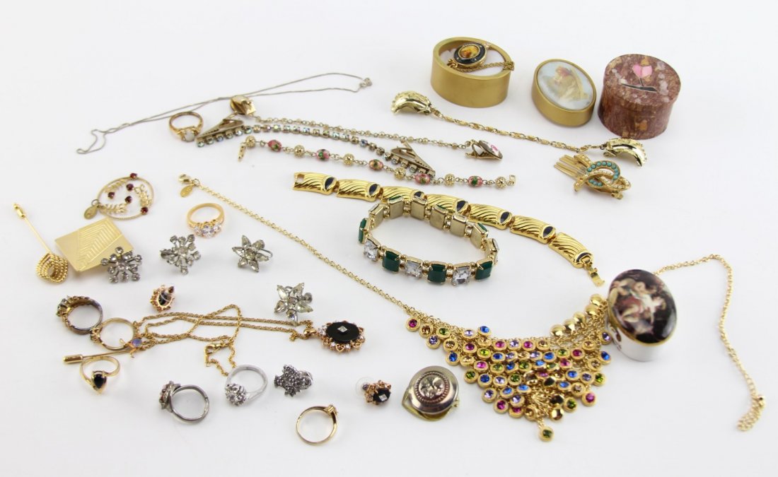 MIXED LOT OF LADIES COSTUME JEWELRY & BOXES: MIXED LOT OF LADIES COSTUME JEWELRY & BOXES Mixed lot of ladies costume jewelry, including fashion necklaces, rings, bracelets, earrings, etc. Lot also includes three pill boxes. Weight: 444.6g total