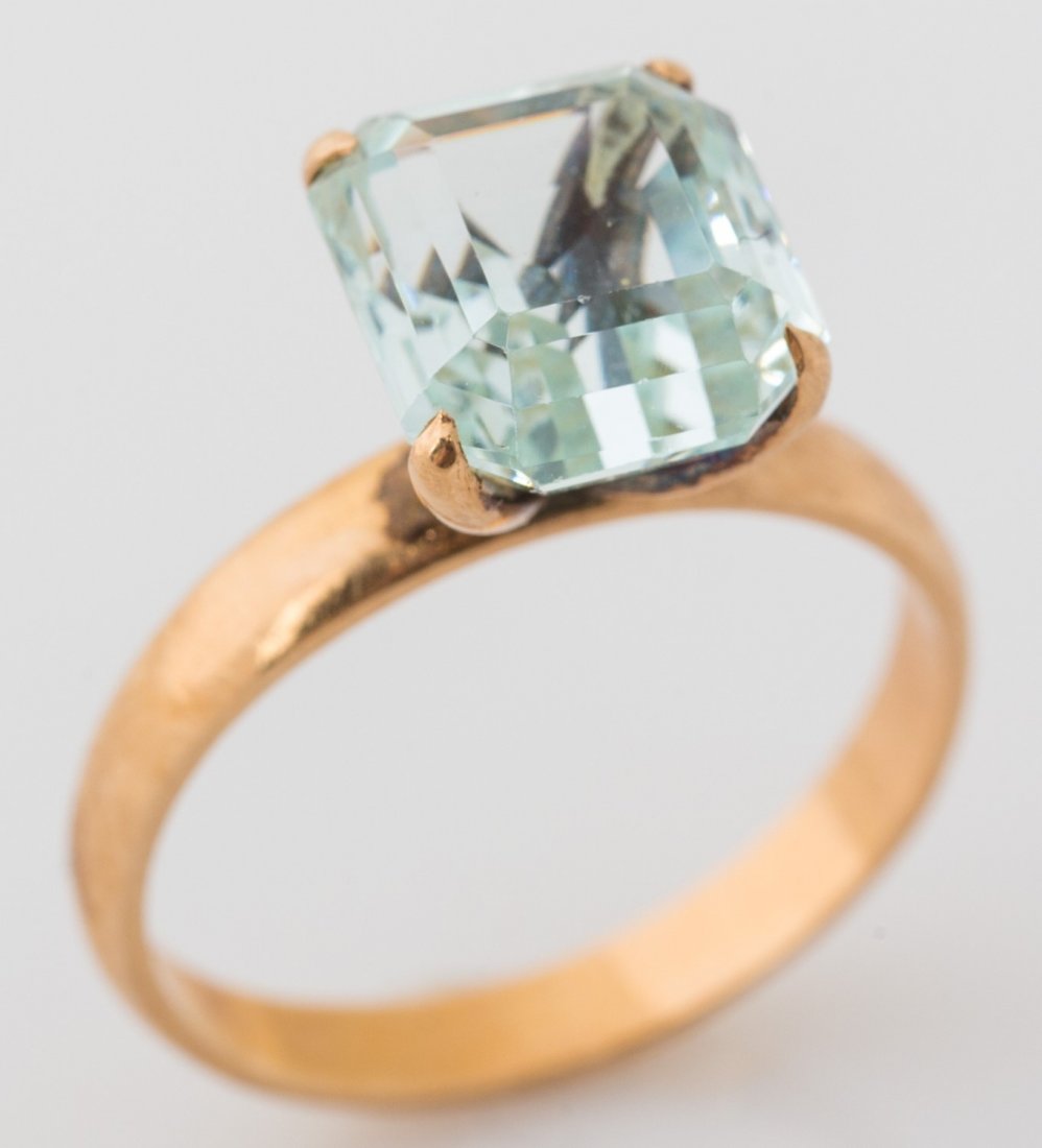 LADIES 3CT AQUAMARINE SOLITAIRE 14K: LADIES 3CT AQUAMARINE SOLITAIRE 14K Ladies 3 ct aquamarine, cushion cut, set in 14k gold. Weight: 4.1g Size: 8.5