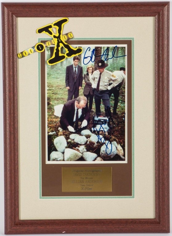 THE X FILES SIGNED PHOTOGRAPH FRAMED: THE X FILES SIGNED PHOTOGRAPH FRAMED "The X Files" signed and framed photograph with both Gillian Anderson and David Duchovny's signatures. Professionally framed in brown and tan. 13.5 x 18.5"