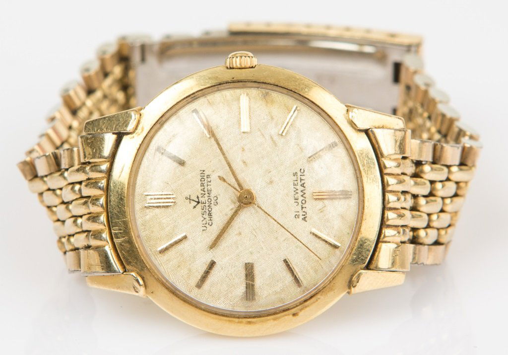 MENS 14K GOLD CASE ULYSSE NARDIN CHRONOMETER WATCH: MENS 14K GOLD CASE ULYSSE NARDIN CHRONOMETER WATCH Men's Ulysse Nardin CO Automatic watch, 21 jewel movement, 14K yellow gold bezel and case. Crosshatched dial with gold tone baton hour markers, plast