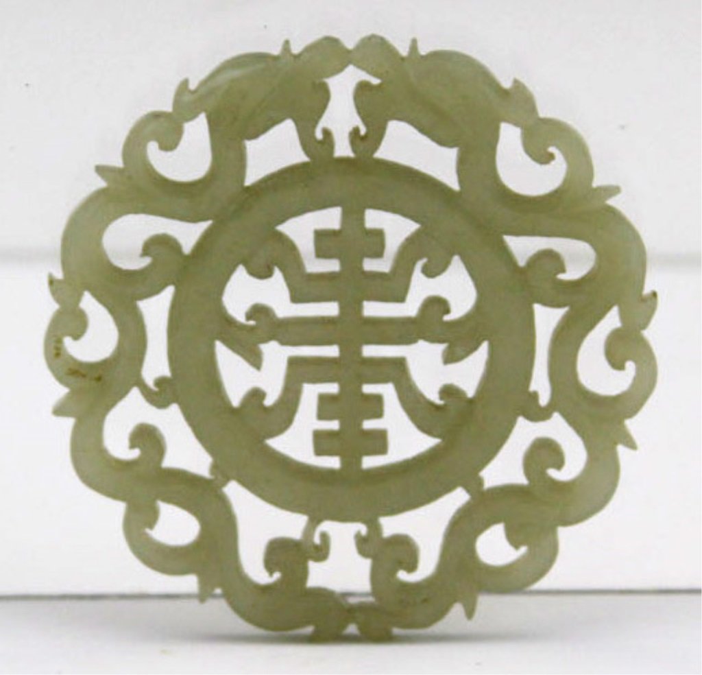 CHINESE CARVED JADE CIRCLE PLAQUE: CHINESE CARVED JADE CIRCLE PLAQUE Chinese open-worked carved jade plaque. Weight: 16.8g Size: 2"