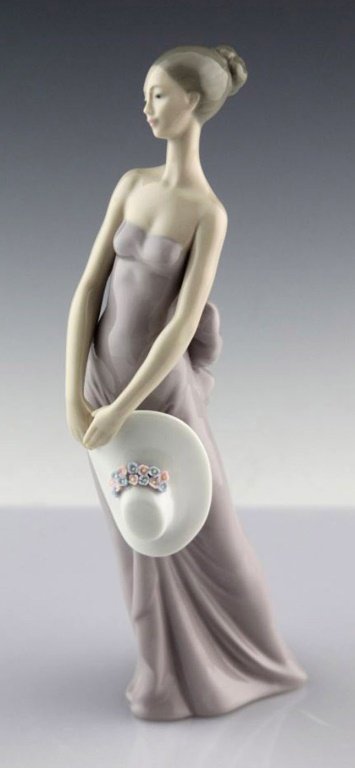 LLADRO PORCELAIN BRIDESMAID #5598 FIGURE: LLADRO PORCELAIN BRIDESMAID #5598 FIGURE 01005598 BRIDESMAID Issue Year: 1989 Retirement Year: 2007 Sculptor: José Puche Size: 8¼ x 2"