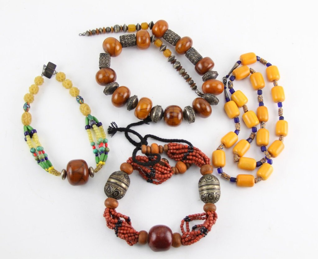 (4) LARGE BEADED COSTUME JEWELRY NECKLACES (1 of 4)