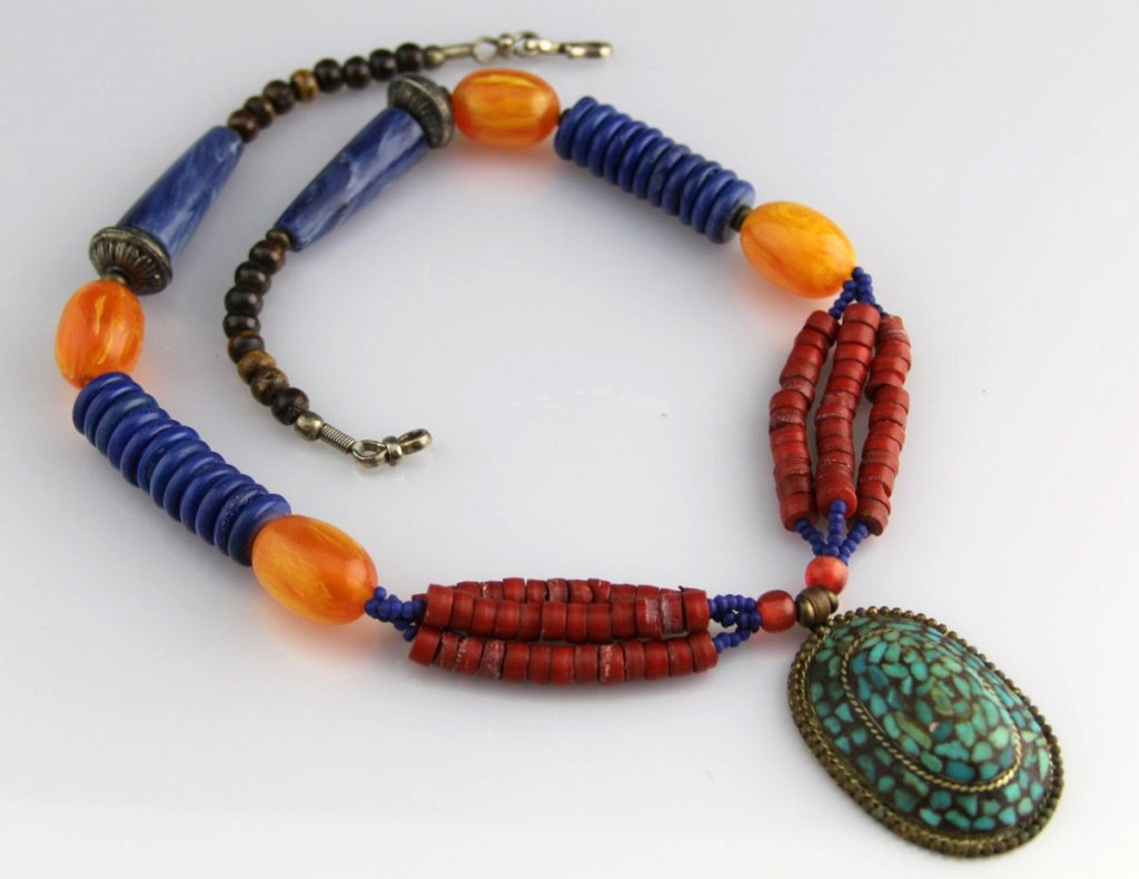 LADIES LARGE BEADED COSTUME NECKLACE (1 of 3)