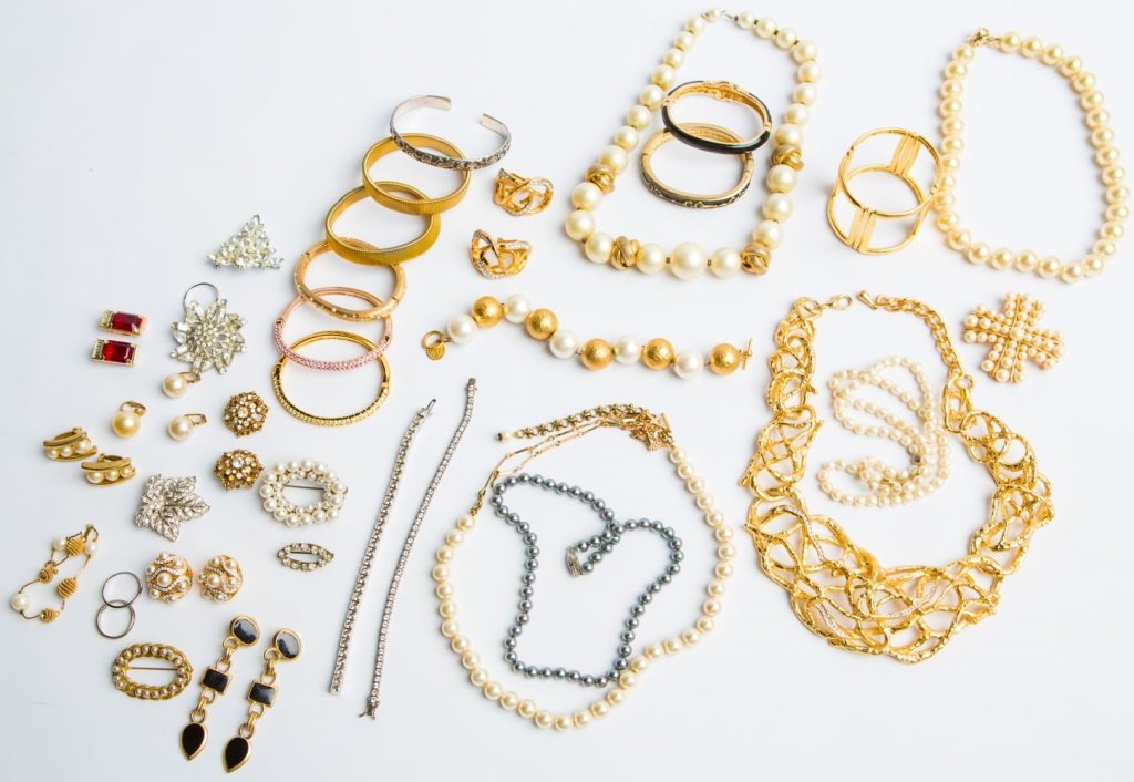 MIXED LADIES COSTUME GOLD & SILVER TONE JEWELRY (1 of 5)