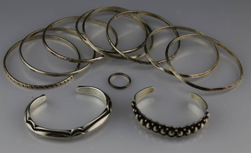 MIXED LOT NAVAJO STERLING SILVER BRACELETS & RING (1 of 4)
