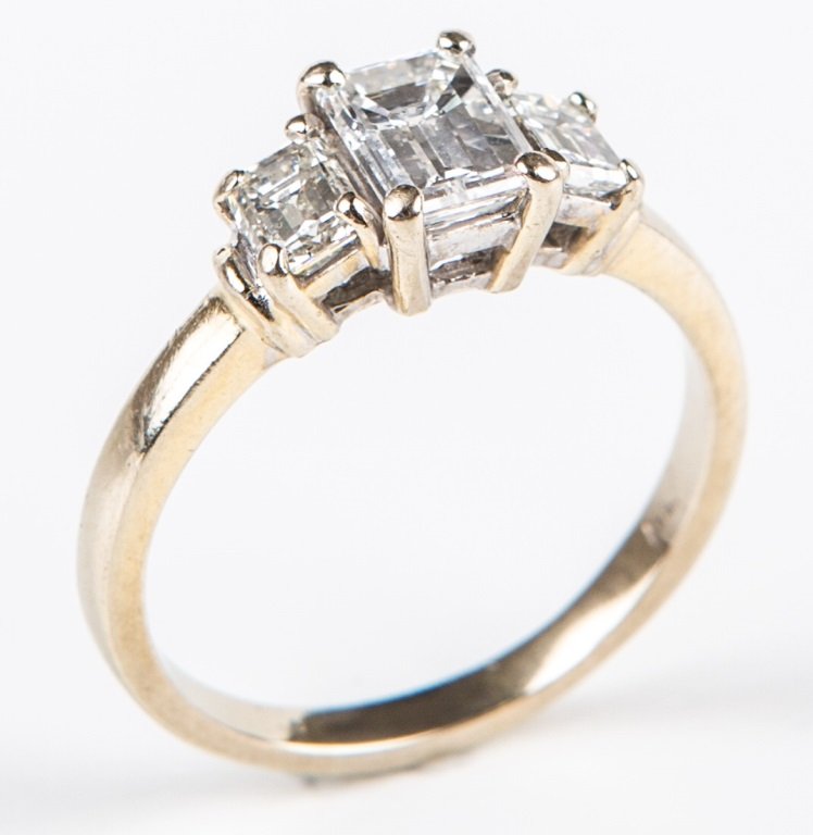 LADIES 18K WHITE GOLD EMERALD CUT DIAMOND RING (1 of 3)