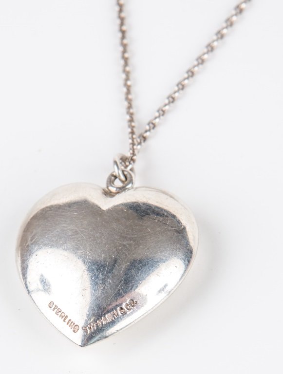 TIFFANY & CO STERLING SILVER HEART PENDANT & CHAIN (1 of 4)