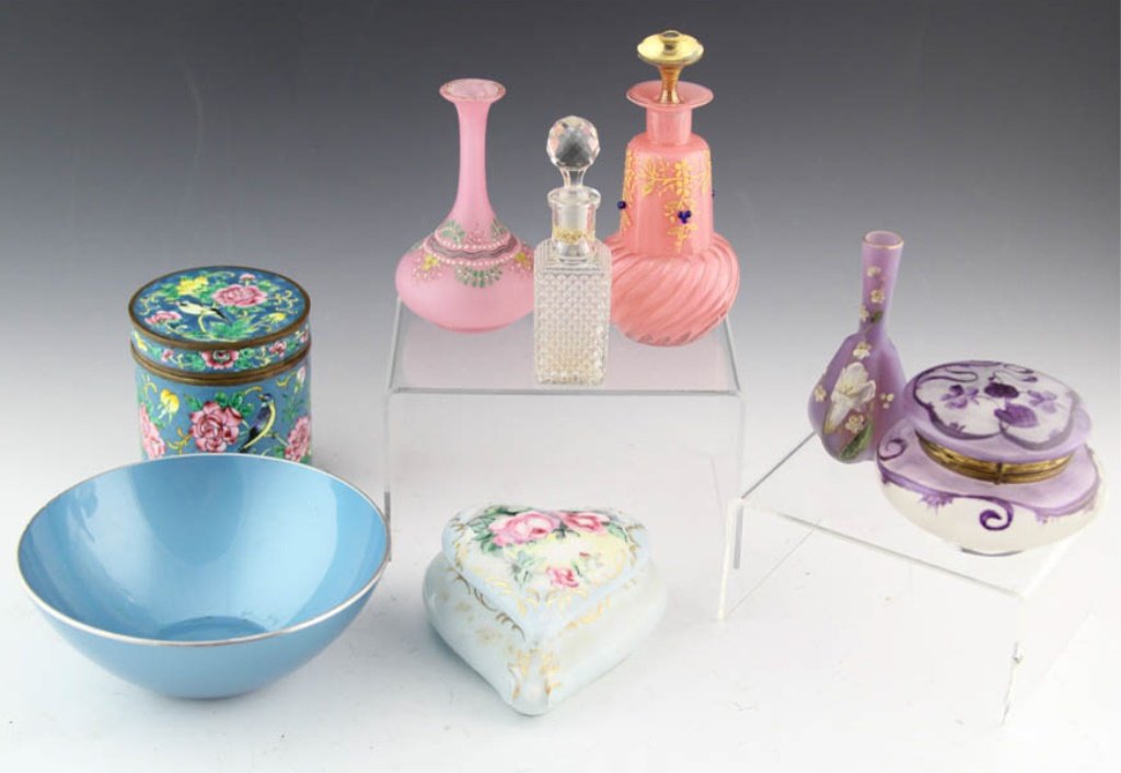LOT OF EIGHT MIXED GLASS PORCELAIN & ENAMEL ITEMS (1 of 4)