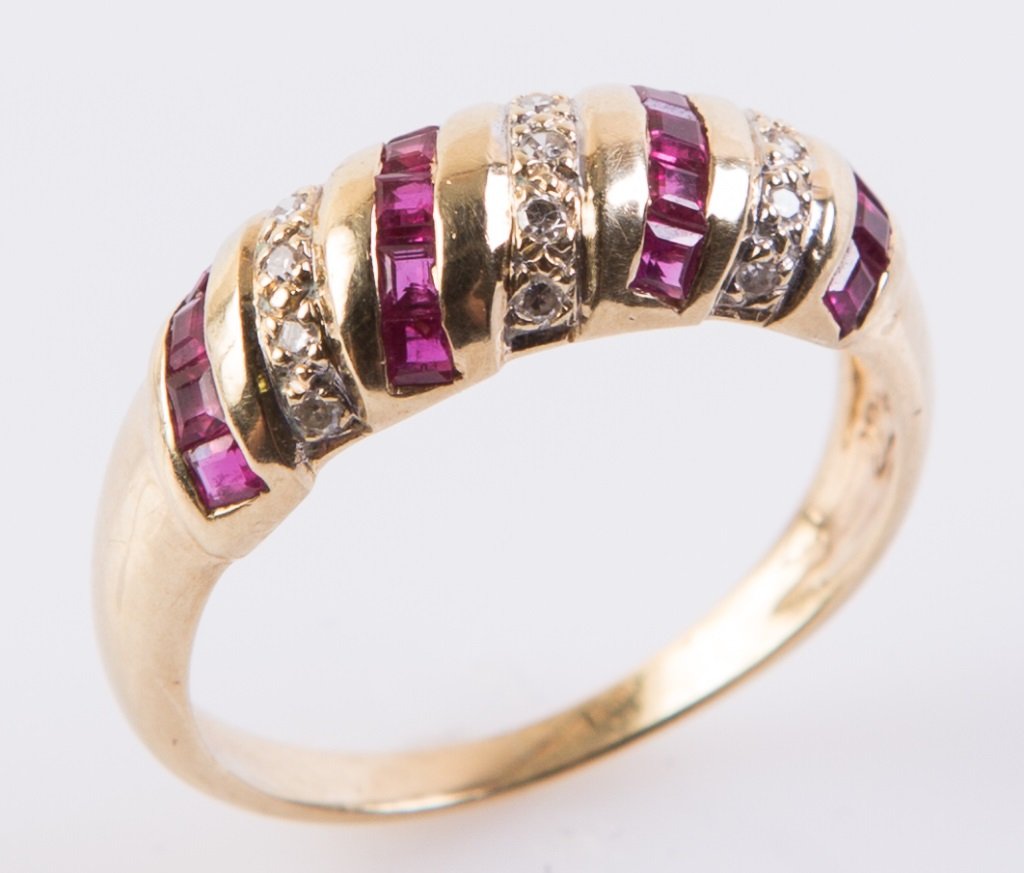 LADIES 14K YELLOW GOLD RUBY & DIAMOND RING (1 of 2)