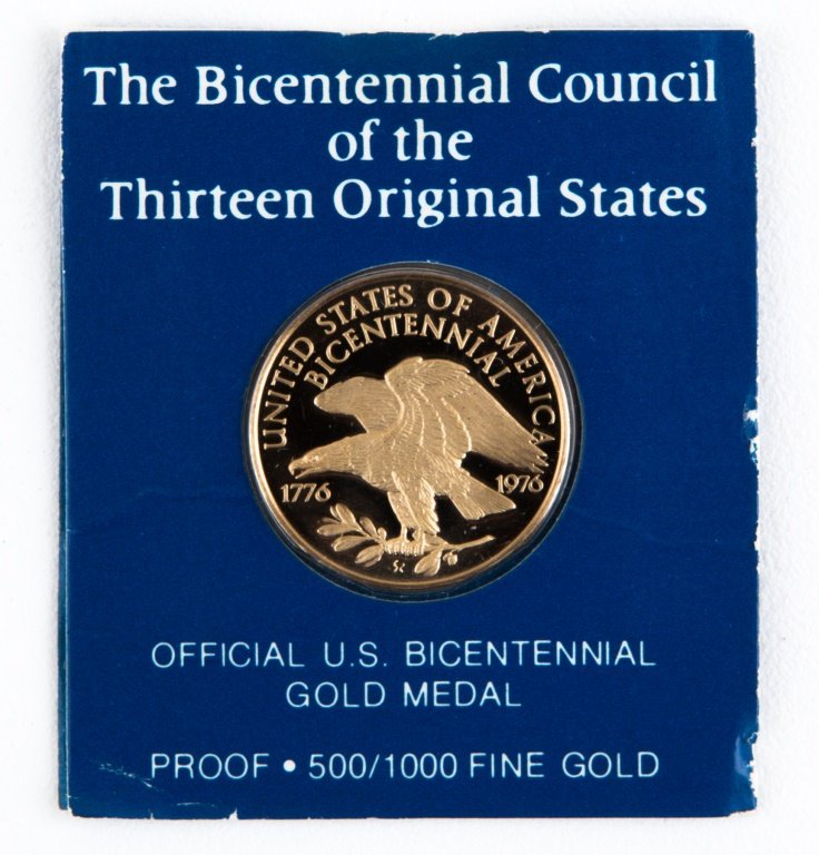 FRANKLIN MINT U.S. BICENTENNIAL GOLD MEDAL 2.7G: FRANKLIN MINT U.S. BICENTENNIAL GOLD MEDAL 2.7G The Bicentiennial Council of the Thirteen Original States gold medal. Proof. 500/1000 fine gold. Minted by the Franklin Mint. Weight: 2.7g