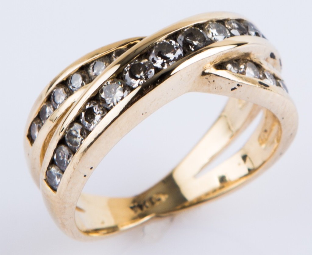 LADIES 14K YELLOW GOLD DIAMOND BAND: LADIES 14K YELLOW GOLD DIAMOND BAND Ladies 14K yellow gold band with criss-cross style setting and approximately .75ctw in .03ct diamonds. Weight: 5.8g Size: 6.25