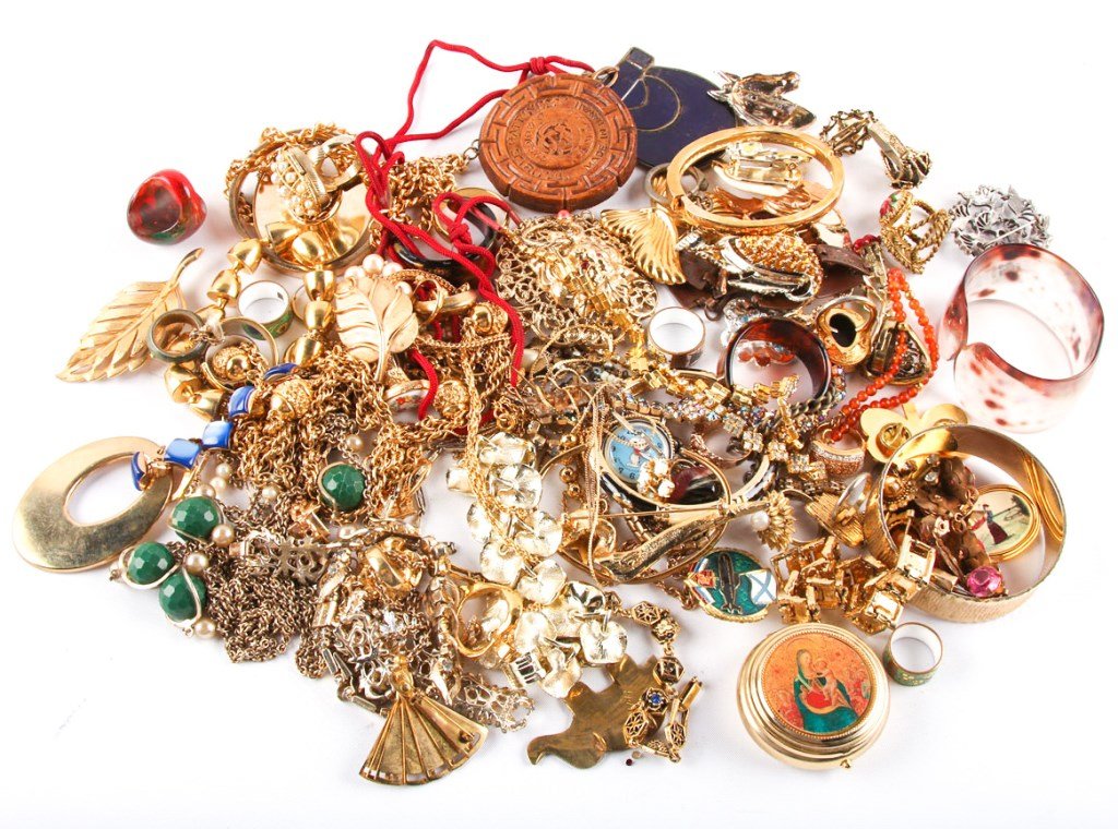 LARGE MIXED LOT OF GOLD TONE COSTUME JEWLERY (1 of 5)