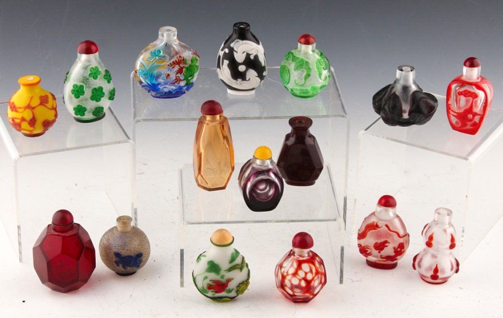 16 CHINESE GLASS AND PEKING CLASS SNUFF BOTTLES (1 of 6)