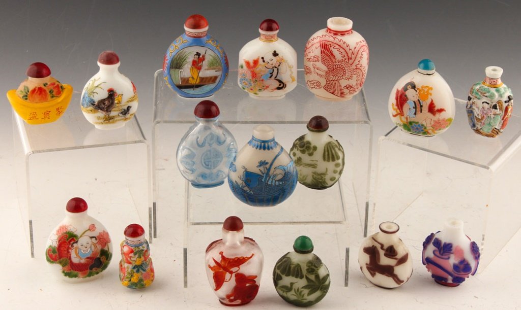 16 CHINESE PEKING GLASS SNUFF BOTTLES (1 of 10)