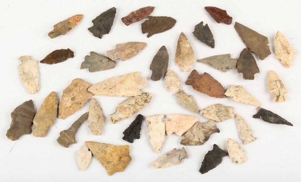 40 NATIVE AMERICAN ARROWHEADS (1 of 5)
