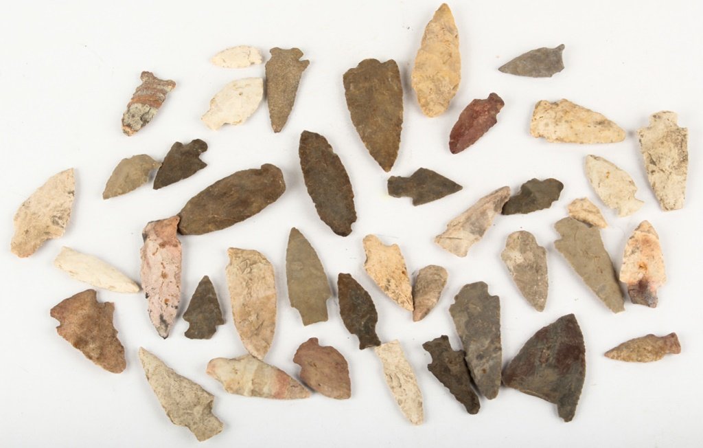 40 NATIVE AMERICAN ARROWHEADS (1 of 5)