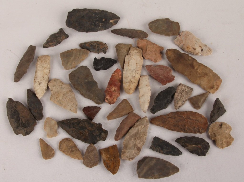 40 NATIVE AMERICAN ARROWHEADS (1 of 5)