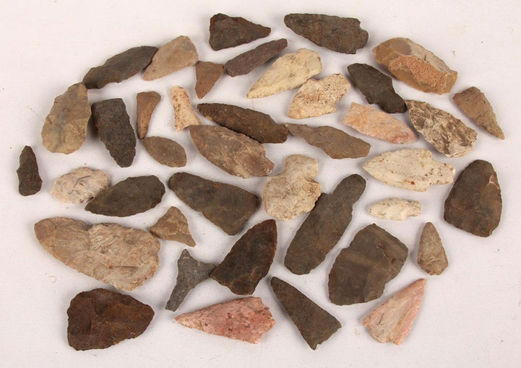 40 NATIVE AMERICAN ARROWHEADS (1 of 5)