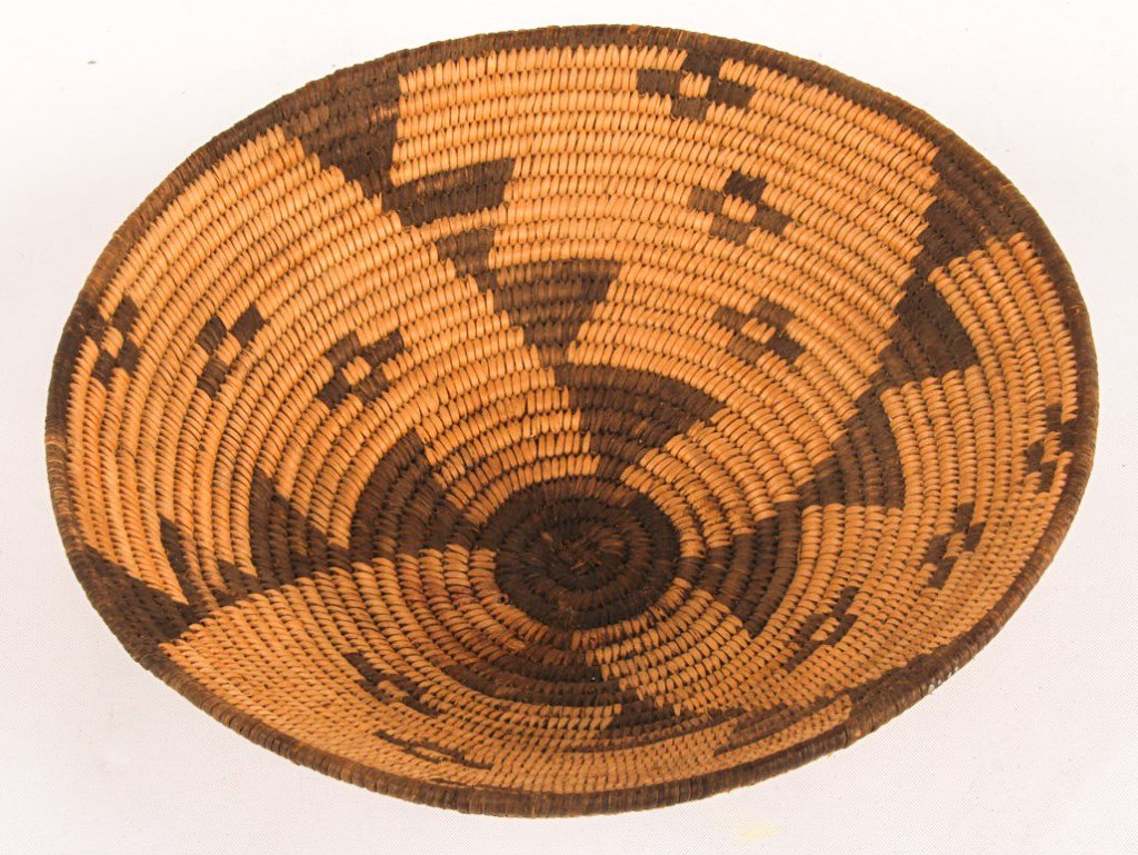 EARLY 20TH C. WESTERN APACHE BASKET (1 of 4)