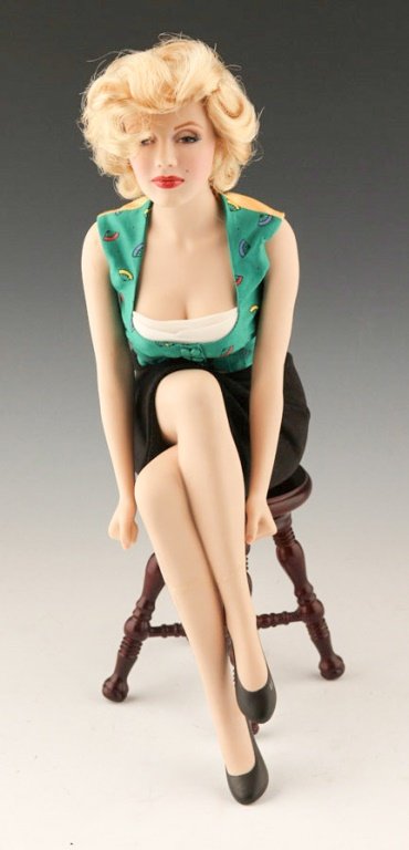 FRANKLIN MINT MARILYN MONROE PORTCELAIN DOLL (1 of 4)