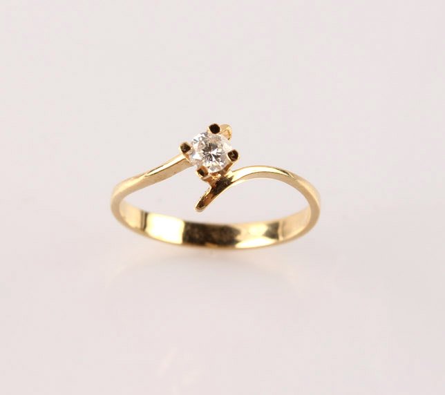 LADIES 18K GOLD SOLITAIRE DIAMOND ENGAGEMENT RING (1 of 2)