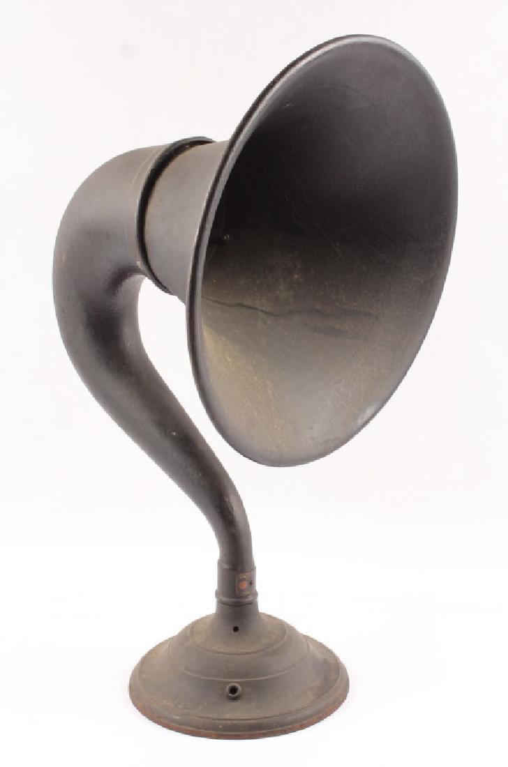 ATWATER KENT RADIO PHONOGRAPH LOUD SPEAKER HORN: ATWATER KENT RADIO PHONOGRAPH LOUD SPEAKER HORN Phonograph radio "Loud Speaker" made in Philadelphia by the Atwater Kent Co. Horn size: 14.5" Size: 24.5"