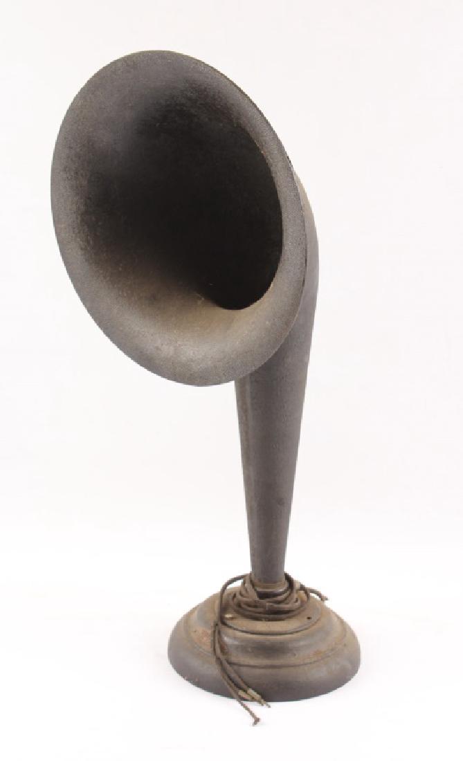 TRIMM RADIO HOME SPEAKER PHONOGRAPH HORN: TRIMM RADIO HOME SPEAKER PHONOGRAPH HORN Phonograph home speaker horn made by the Trimm Radio MFG CO. Horn size: 11" Size: 22"