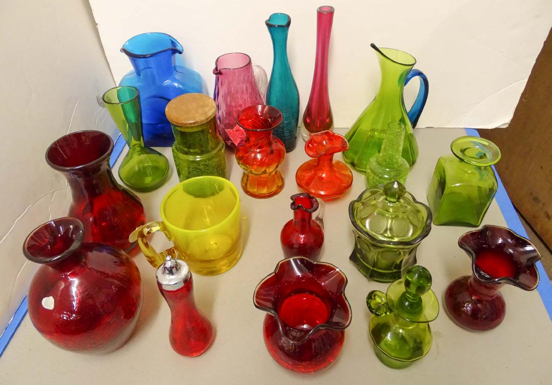 Glassware Lot: Lot (20) various pieces of glass including Blenko, Rainbow (labeled) etc..