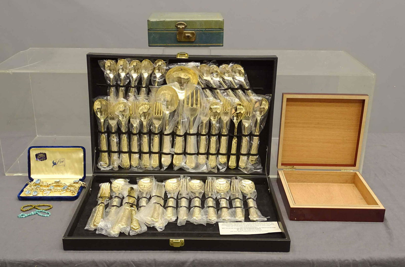 Flatware Set (1 of 10)