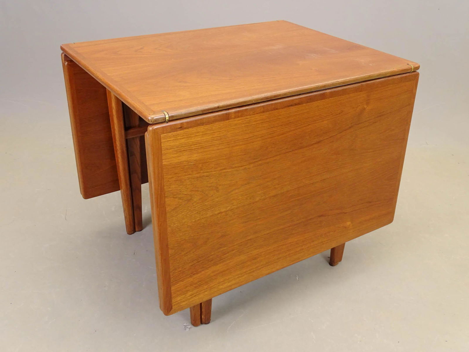 Mid Century Dining Table: Mid Century dining table. Unusual design with "double" leaves. 35 1/2" x 27", 29 1/2" Ht., 20" and 21" leaves.