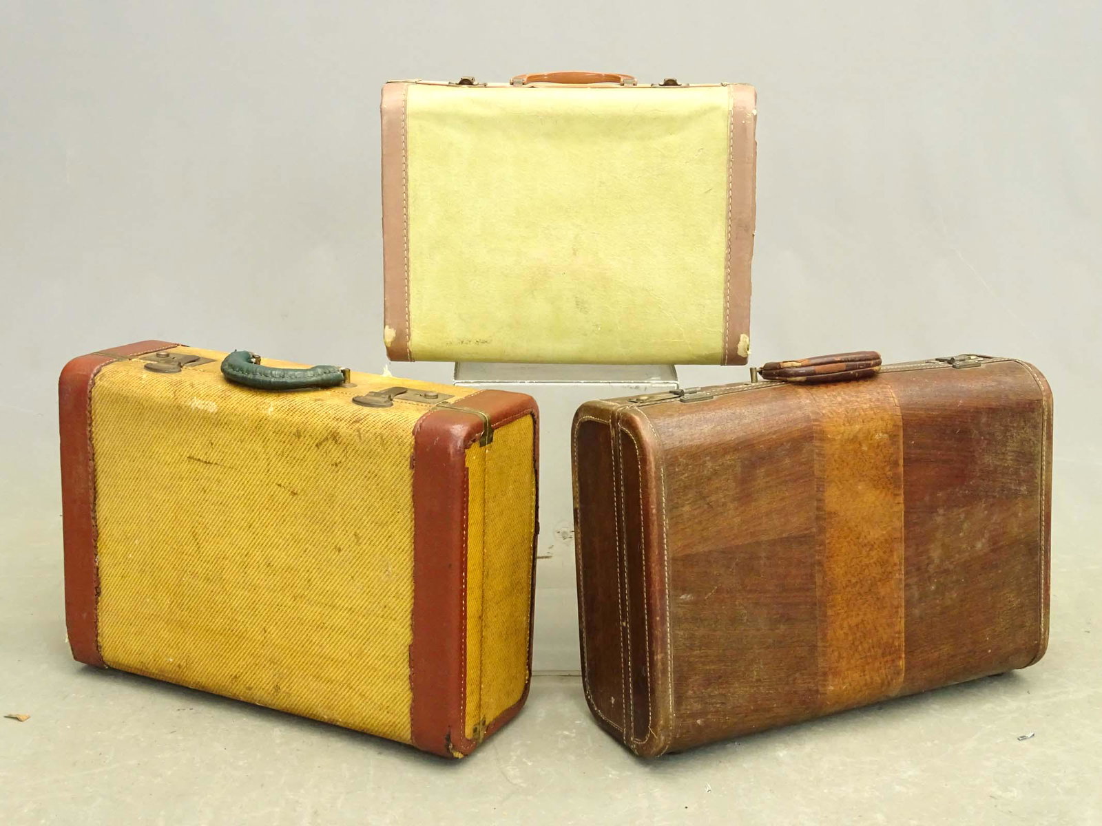 Vintage Luggage: Lot (3) pieces of vintage luggage. Largest 18" x 6 1/2" x 13".
