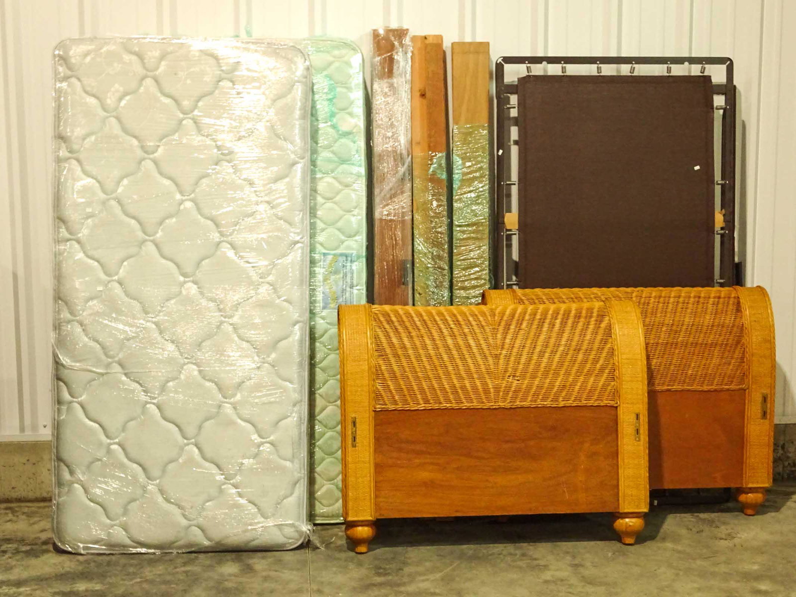 Daybed: Decorative daybed. Comes with mattress and box spring.