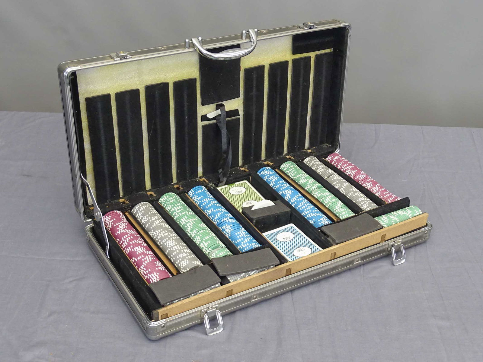 Poker Chips in Case (1 of 7)