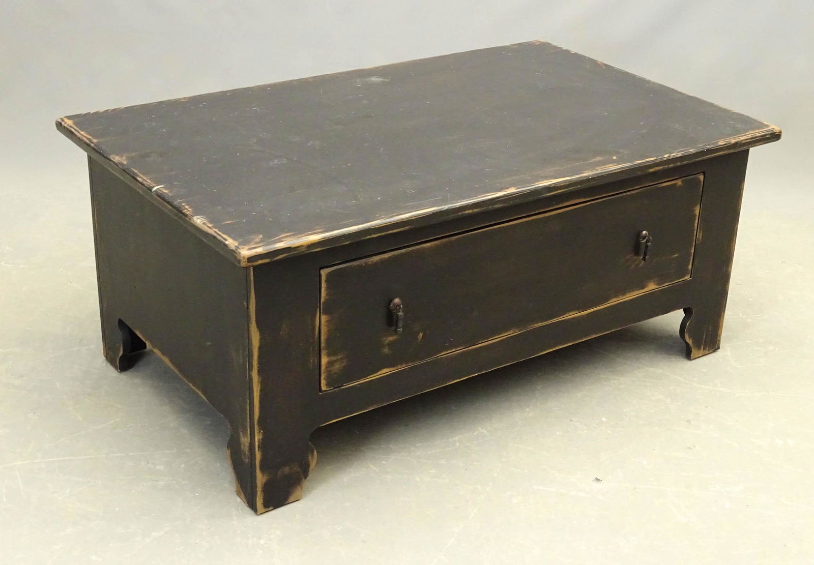 Primitive Country Coffee Table (1 of 4)