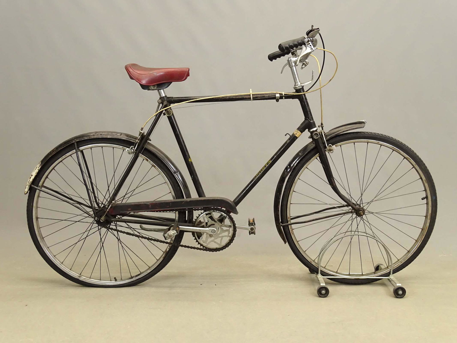 Raleigh Sports Men's Bicycle: Raleigh Sports men's 22 1/2" bicycle. Fair condition. From the collection of award winning actor Anthony LaPaglia.