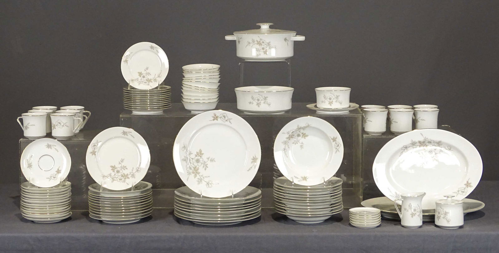 Porcelain Dinner Service (1 of 6)