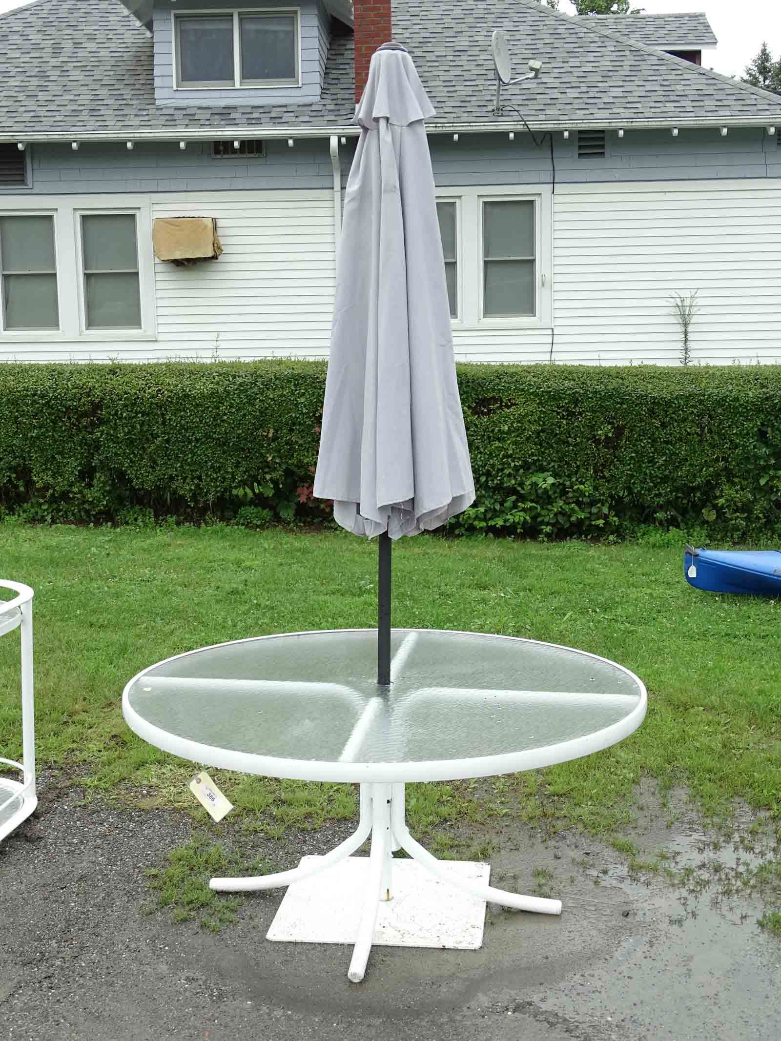 Brown Jordan Patio Table (1 of 2)