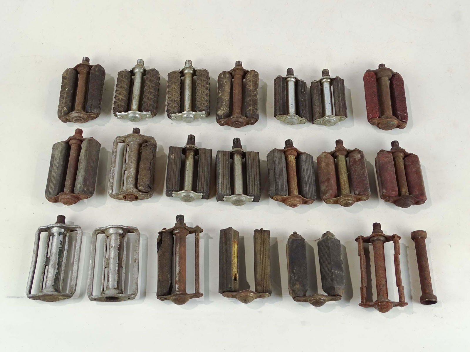 Bicycle Pedals Lot (1 of 4)