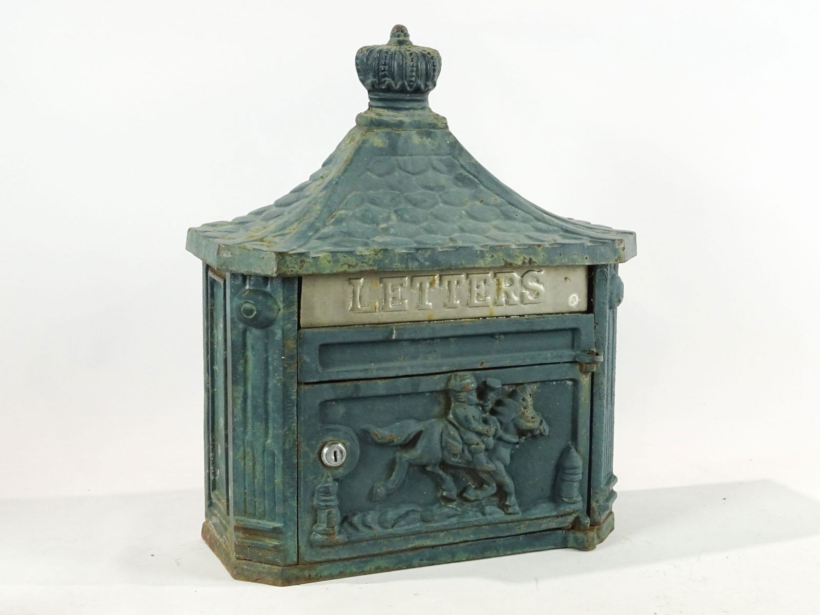 Casr Iron Mailbox (1 of 3)